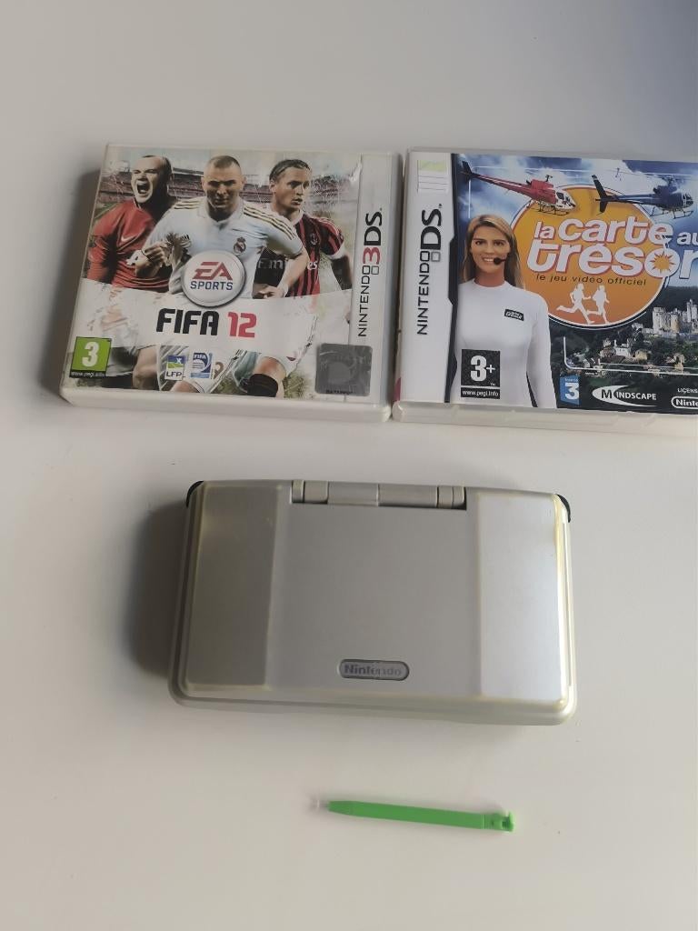 Grijze console Nintendo DS + 2 games, Games en Spelcomputers, Spelcomputers | Nintendo 2DS en 3DS, Ophalen of Verzenden, Zilver