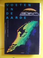 VOETEN  IN DE AARDE (Vanwaar/Nederland/waarheen), Boeken, Ophalen of Verzenden, Zo goed als nieuw