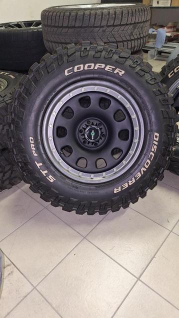 Offroad velgen met banden Nissan Navara beschikbaar voor biedingen