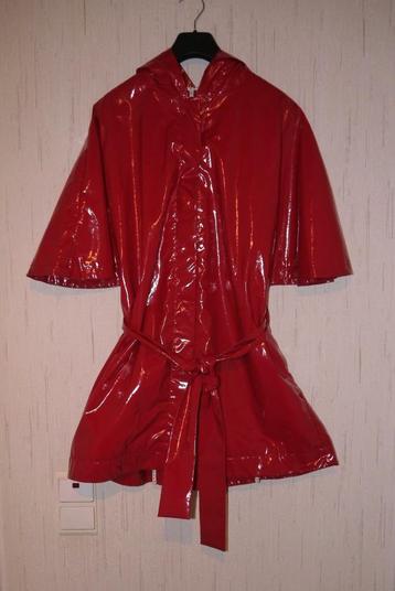 Rode lak jas (geen latex) Maat Small beschikbaar voor biedingen