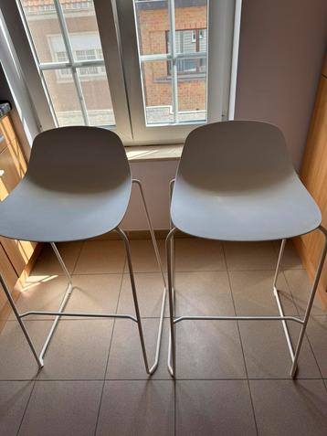 Design barstoelen wit infiniti, Huis en Inrichting, Barkrukken, Ophalen, Zo goed als nieuw