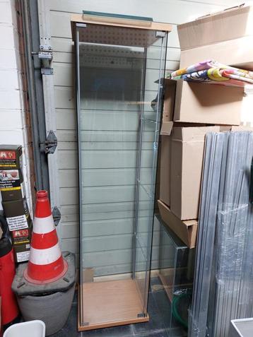 Glazen vitrinekast met 3 planken – 160x40x33 cm beschikbaar voor biedingen