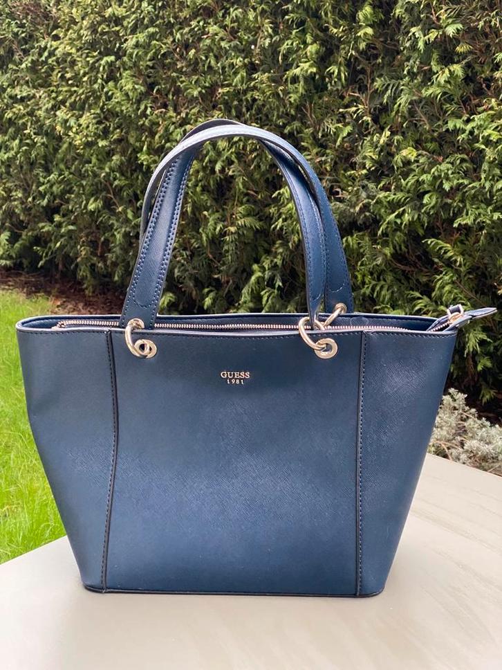 Handtas GUESS - Groot - Donkerblauw, Handtassen en Accessoires, Tassen | Damestassen, Zo goed als nieuw, Handtas, Beige, Ophalen