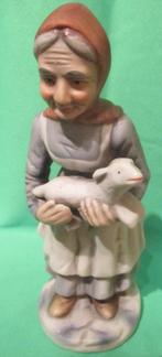 Beeldje van een oud vrouwtje met lammetje, Verzamelen, Ophalen of Verzenden, Zo goed als nieuw, Mens