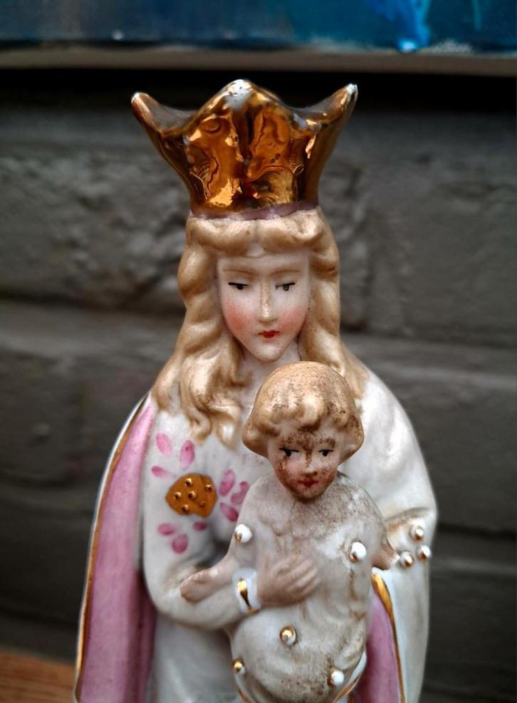 Antiek bisquit beeldje in kapel, Antiek en Kunst, Antiek | Religieuze voorwerpen, Ophalen of Verzenden