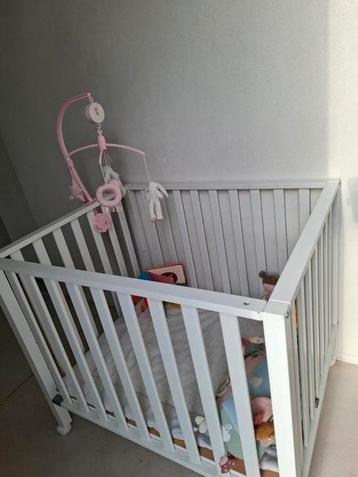 Babypark met parklegger en speelgoed beschikbaar voor biedingen