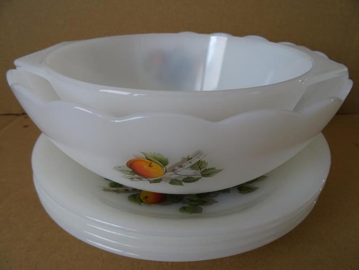 Vintage servies Arcopal France borden schaal terrine opaline, Huis en Inrichting, Keuken | Servies, Zo goed als nieuw, Bord(en)