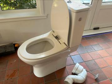 Wc staand model met soft close en aansluiting beschikbaar voor biedingen
