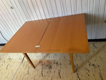 Inklapbare tafel beschikbaar voor biedingen