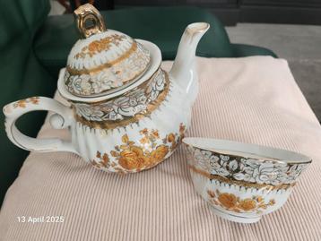 Vintage teapot en cups  beschikbaar voor biedingen