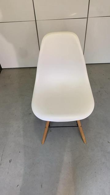 Set van 6 witte en houten Scandinavische stoelen  beschikbaar voor biedingen