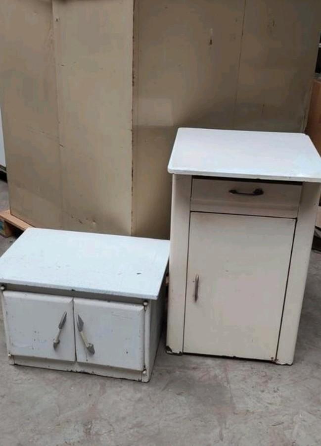 Table de chevet rétro vintage, armoire d'apothicaire, armoir, Antiquités & Art, Antiquités | Meubles | Armoires, Enlèvement ou Envoi