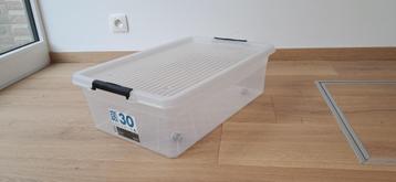 Boîte de rangement transparente avec couvercle beschikbaar voor biedingen