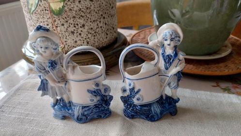 Deux personnages avec arrosoir blanc/bleu, Antiquités & Art, Antiquités | Porcelaine, Enlèvement ou Envoi
