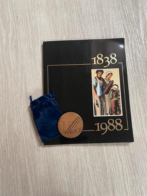 Boek en medaille 150 jaar bestaan Tiense suikerraffinaderij, Boeken, Geschiedenis | Stad en Regio, Zo goed als nieuw, 20e eeuw of later