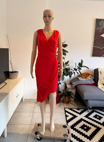 Belle robe rouge (taille S/M) neuve disponible aux enchères