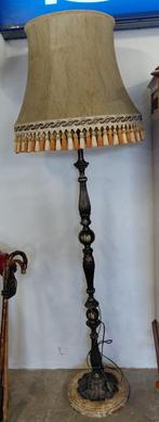 Hoge koperen lamp op marmeren voet, Ophalen