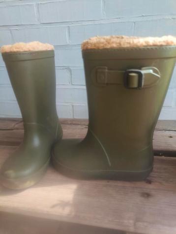 Regenlaarsjes met wolletje, groen beschikbaar voor biedingen
