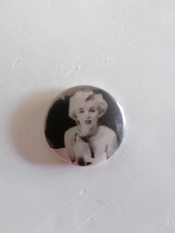 Pin's vintage 1970 Marilyn Monroe, très bon état  beschikbaar voor biedingen