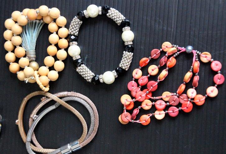 Mooi lot juwelen hangers en armbanden, Bijoux, Sacs & Beauté, Colliers, Comme neuf, Réglable, Envoi