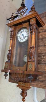 Horloge murale en bois à carillon, Enlèvement