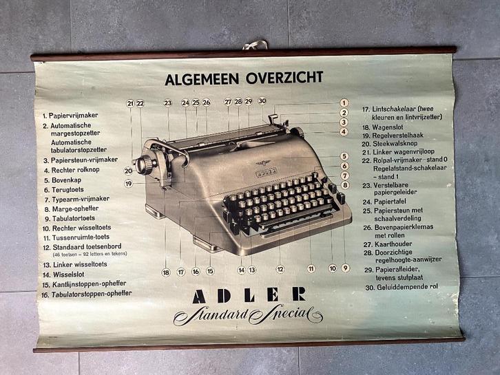 Adler Standard Special - rolposter - schoolplaat typemachine, Antiek en Kunst, Antiek | Kantoor en Zakelijk, Ophalen