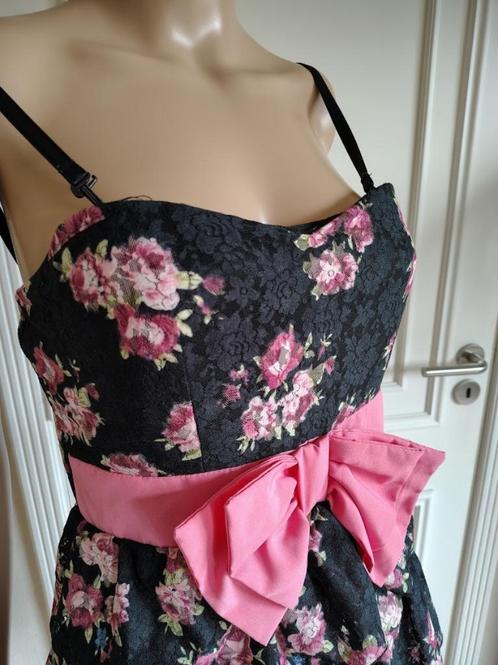 Leuke korte laagjes jurk, Kleding | Dames, Jurken, Zo goed als nieuw, Maat 38/40 (M), Zwart, Knielengte, Ophalen of Verzenden