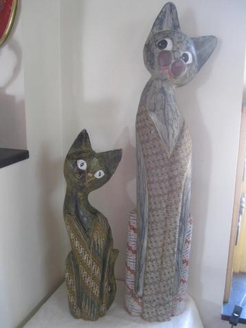2 houten oosterse katten met batik bekleed beschikbaar voor biedingen