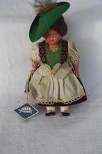Schildpad popje 13 cm hoog in traditionele klederdracht, Verzamelen, Poppen, Gebruikt, Ophalen of Verzenden, Pop