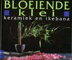 boek: bloeiende klei - keramiek en ikebana, Boeken, Hobby en Vrije tijd, Gelezen, Kleien en Boetseren, Verzenden
