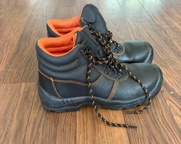 Werkschoenen maat 40. beschikbaar voor biedingen