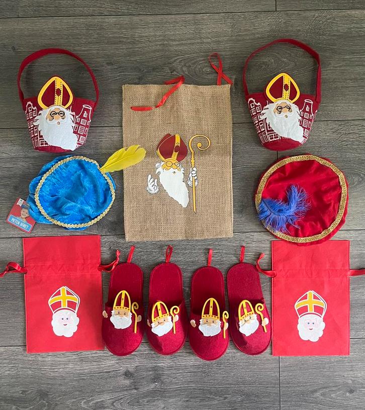 Sinterklaas - Pantoffels - Pietenmuts - Sintzakken -> €20, Diversen, Sinterklaas, Zo goed als nieuw, Ophalen