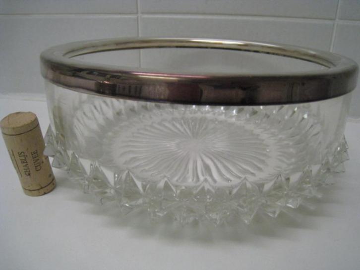 Glazen schaal in geslepen glas, gegalvaniseerd zilver beslag, Antiek en Kunst, Antiek | Servies los, Ophalen