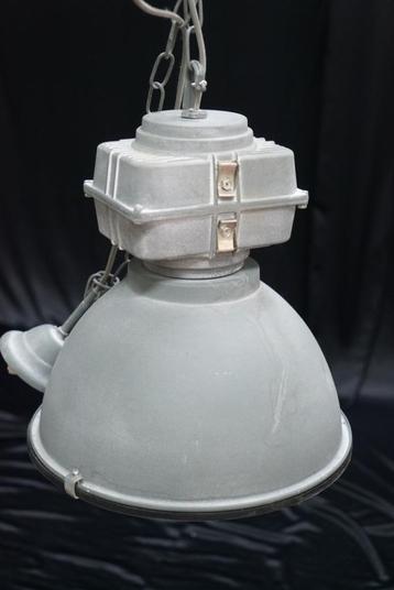 GRANDE LAMPE INDUSTRIELLE beschikbaar voor biedingen