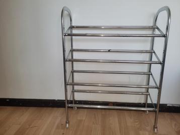 Étagère à chaussures en chrome sur roulettes 60x25x80 LxPxH  disponible aux enchères