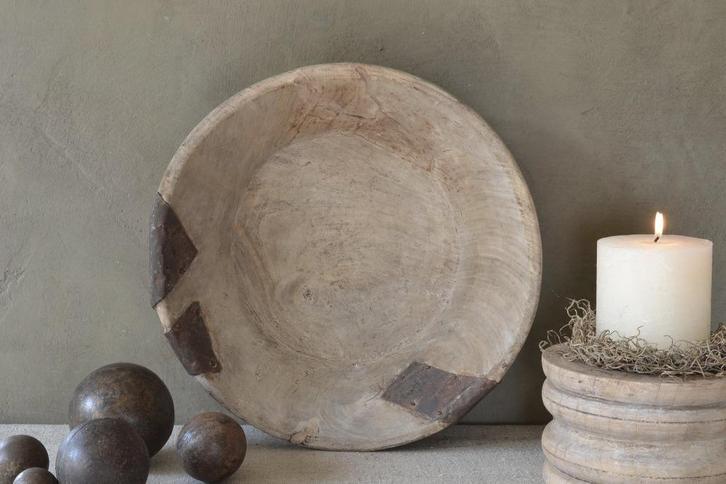 Oude houten gegraveerde schaal, Huis en Inrichting, Woonaccessoires | Schalen en Manden, Gebruikt, Schaal, Rond, Hout, Ophalen of Verzenden