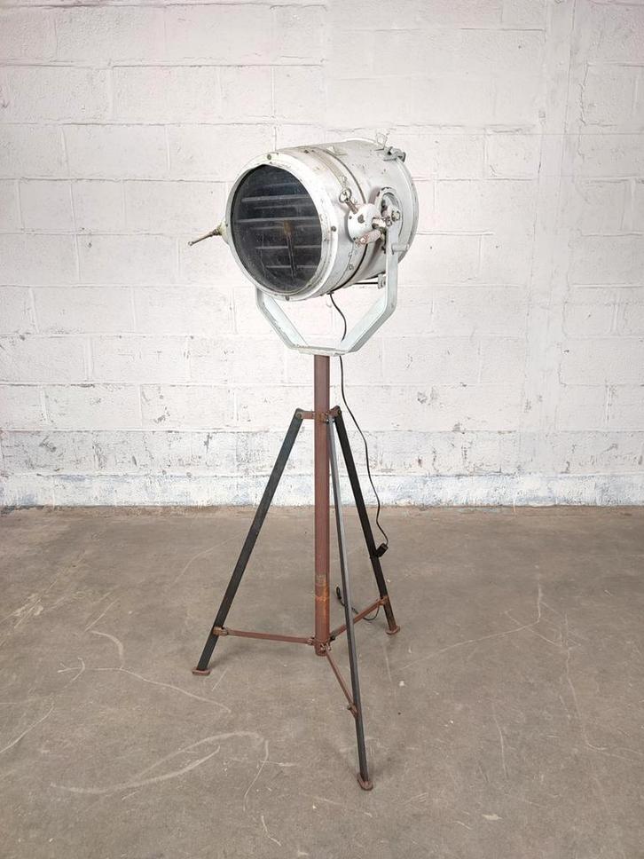 Groot US Navy zoeklicht / schijnwerper op statief, Antiquités & Art, Antiquités | Éclairage, Enlèvement