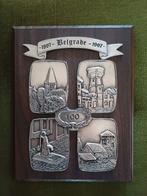 Plaque en étain sur bois avec pied - village Belgrade, Antiek en Kunst, Ophalen