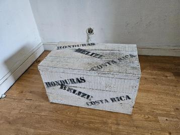 Houten opbergkoffer beschikbaar voor biedingen