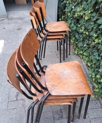 Vintage houten schoolstoelen en stapelstoelen beschikbaar voor biedingen