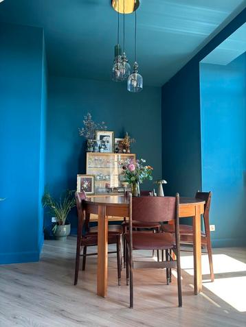 Uitrekbare tafel + 4 stoelen beschikbaar voor biedingen