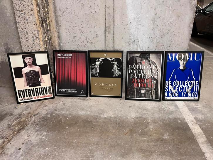 Ingekaderde affiches en posters Modemuseum Antwerpen, Verzamelen, Posters, Zo goed als nieuw, Ophalen