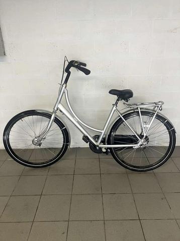 Zilveren (gespoten) damesfiets in oké staat beschikbaar voor biedingen