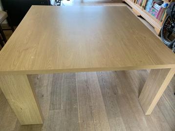 Tafel vierkant 140x140 cm beschikbaar voor biedingen