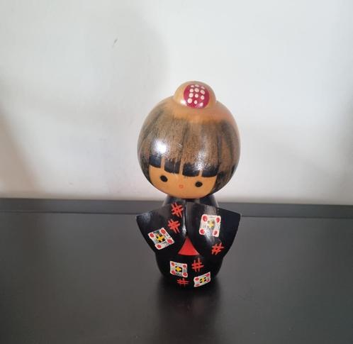 Vrolijke kokeshi "Benikasuri" van Sakutaro Otani, Antiek en Kunst, Kunst | Beelden en Houtsnijwerken, Verzenden