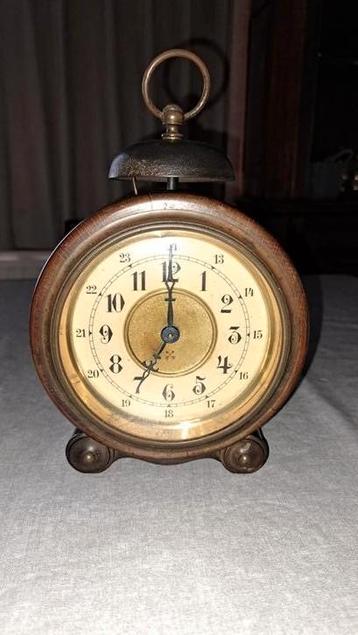oude wekker met hout beschikbaar voor biedingen