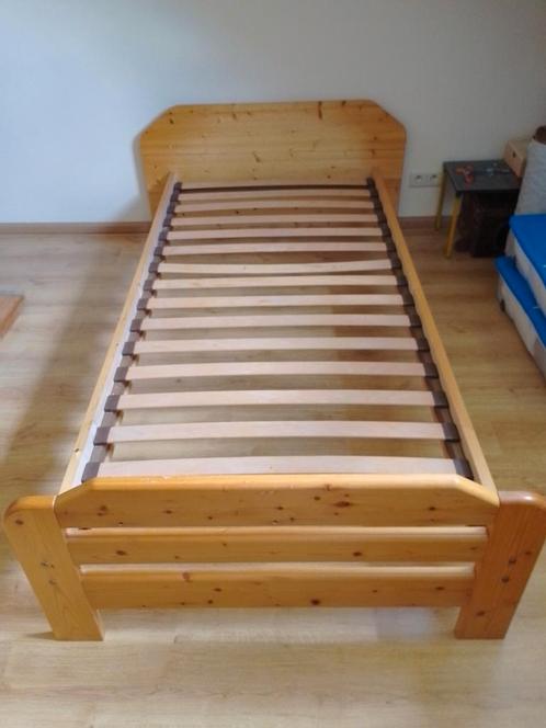 Eenpersoons houten bed met lattenbodem, Huis en Inrichting, Slaapkamer | Bedden, Gebruikt, Eenpersoons, 90 cm, 210 cm, Hout, Bruin