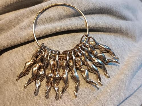 vintage sleutelhangers v.e.  posserende vrouw, Verzamelen, Sleutelhangers, Zo goed als nieuw, Knuffel of Figuurtje, Ophalen of Verzenden