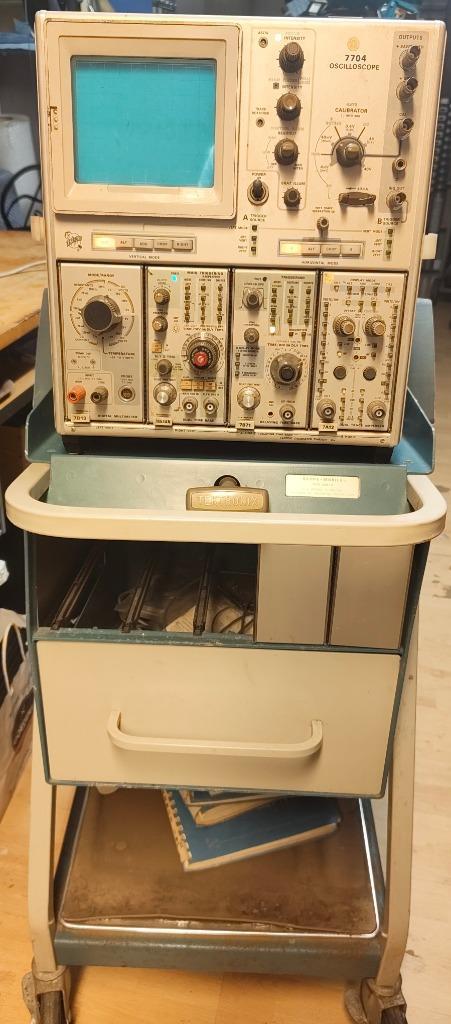 Oscilloscope Tektronix 7704 - A Réparer, Doe-het-zelf en Bouw, Meetapparatuur, Gebruikt, Overige meters, Ophalen