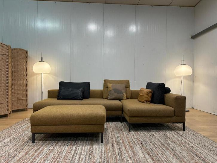 TBE Design on Stock Aikon Lounge canapé d’angle + pouf, Maison & Meubles, Canapés | Salons, Comme neuf, Banc d'angle, Trois personnes